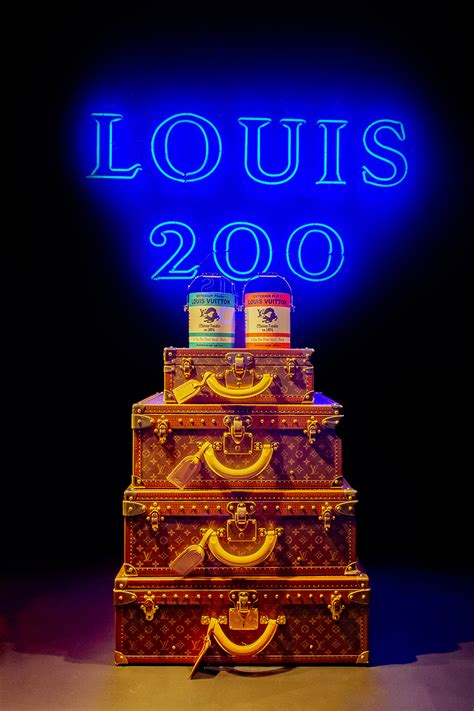 louis vuitton show 200 trunks.